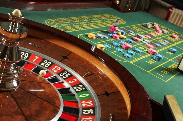 Tarung Mesin mobile game interface on home bet showing two competing machines, stake amounts, and health bar display